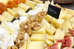 varietà di formaggi e frutta